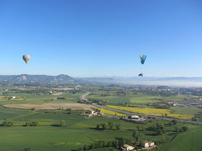 Balloon and paraglider over the Plain of Vic