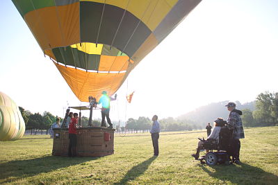 Balloon taking off on the Plain of Vic, accessible for reduced mobility