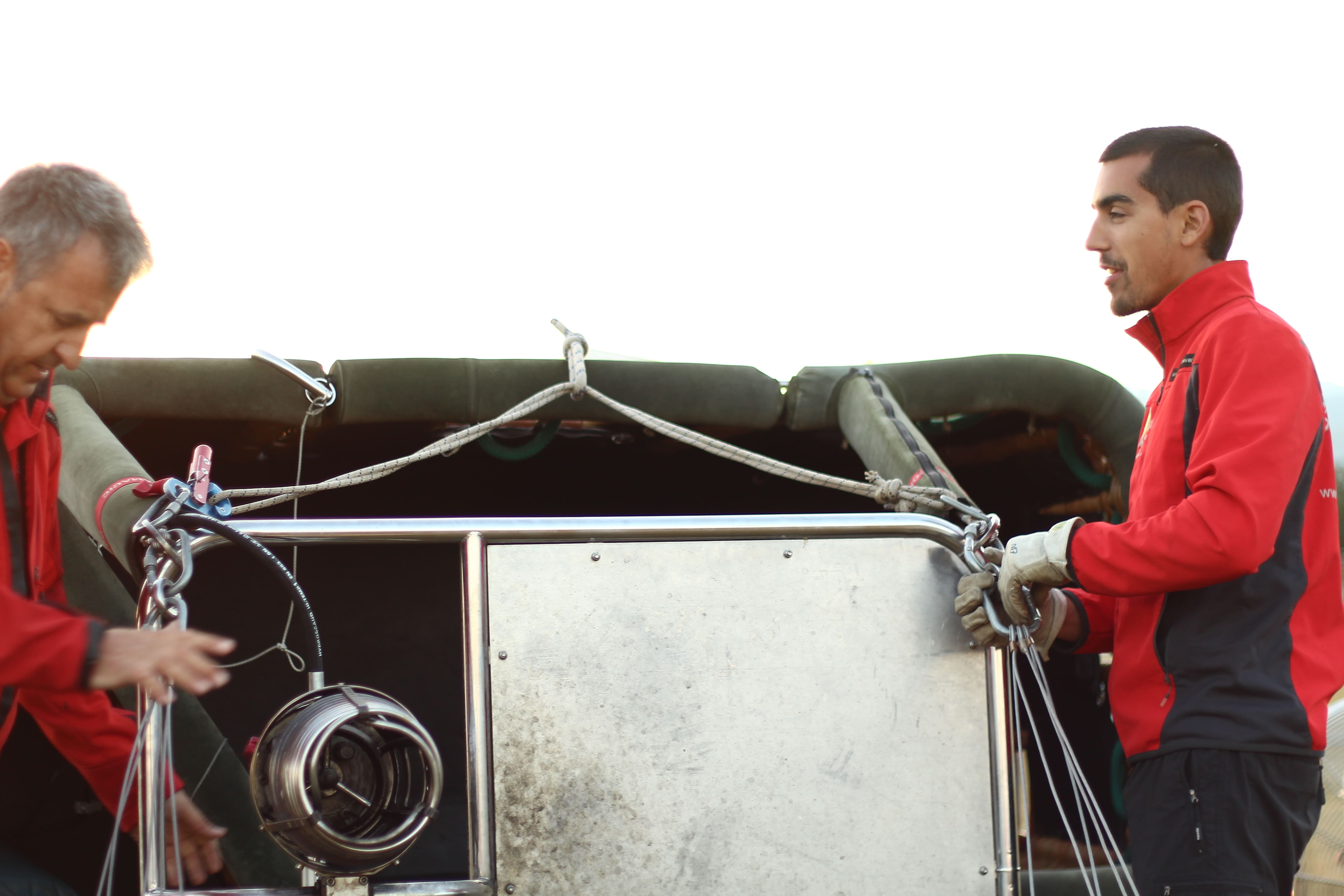preparation of the hot air balloon before takeoff